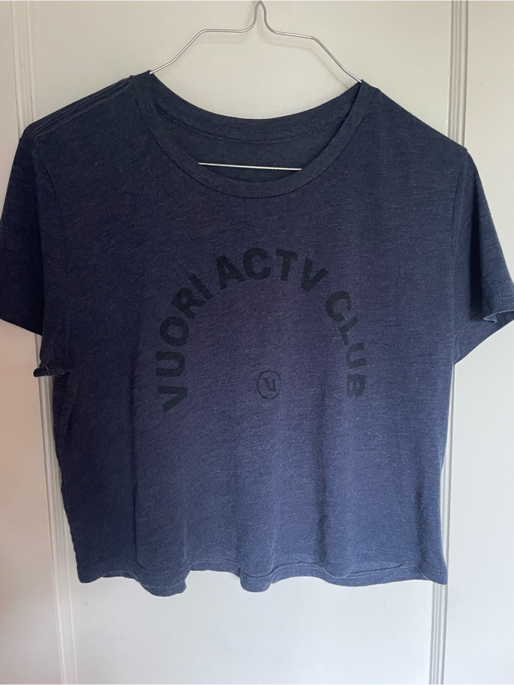 Vuori ACTV Club Cropped Short-Sleeve Graphic Tee Women’s Size Small